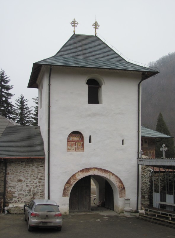 Turn clopotnita - la capătul satului, sat SCHITU TOPOLNITEI; comuna IZVORU BARZII, judetul Mehedinti