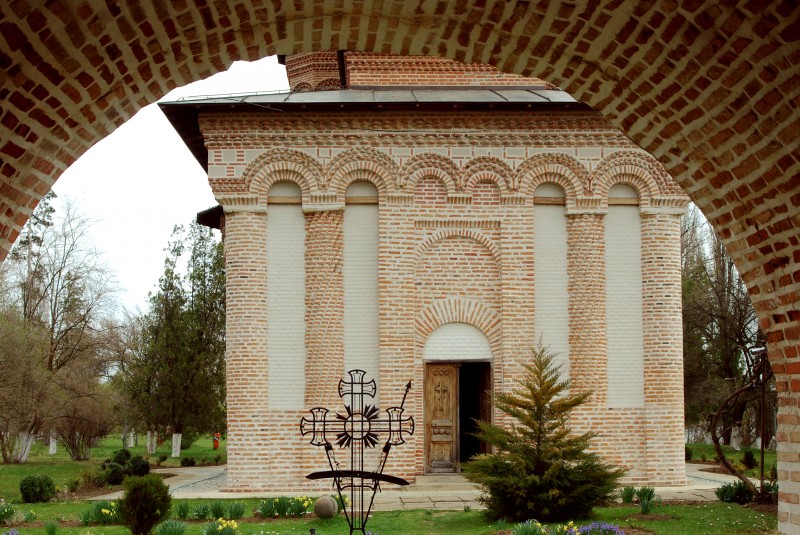 Biserica "Intrarea Maicii Domnului in Biserica" - Pe insulă, sat SNAGOV; comuna SNAGOV, judetul Ilfov