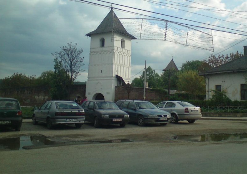 Turn clopotnita - &icirc;n centrul oraşului, l&acirc;ngă piaţă, oras STREHAIA, judetul Mehedinti