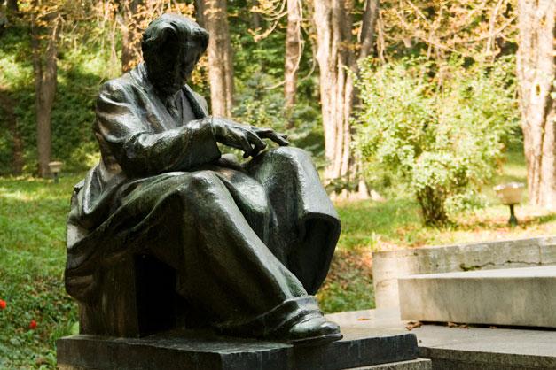 Statuia lui George Enescu - &Icirc;n parcul casei memoriale Rosetti- Tescanu, sat TESCANI; comuna BERESTI-TAZLAU, judetul Bacau