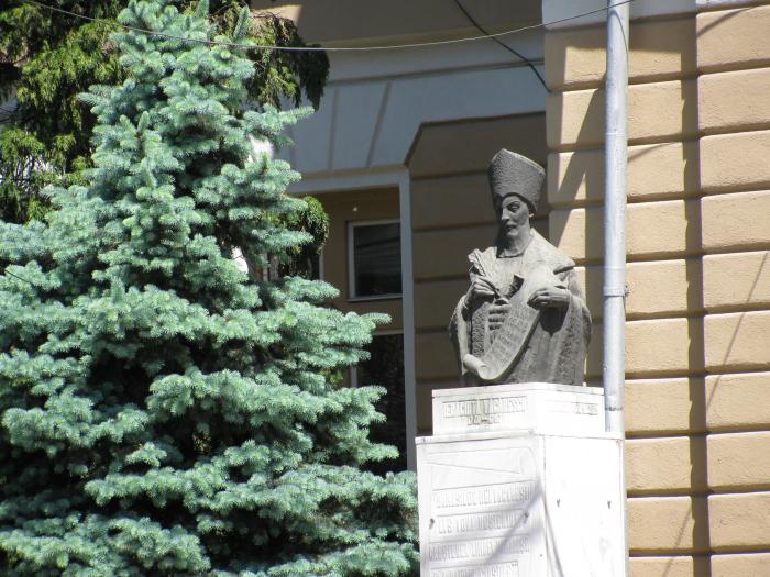 Bustul poetului Ienachita Vacarescu - Calea Domnească 63 &Icirc;n faţa Liceului Ienăchiţă Văcărescu, municipiul TARGOVISTE, judetul Dambovita