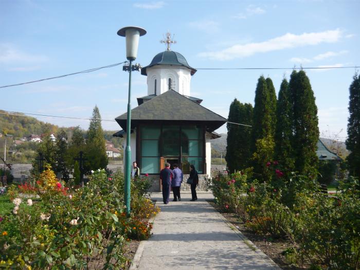 Biserica "Nasterea Maicii Domnului" a schitului Ostrov - Str. Calea lui Traian 694 Insula Ostrov, oras CALIMANESTI, judetul Valcea