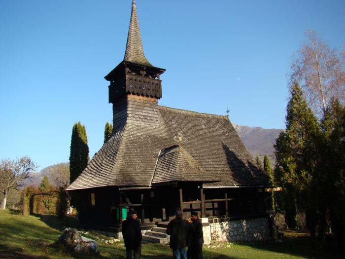 Biserica de lemn "Sf. Gheorghe" a schitului Dragoslavele - 731 B, l&acirc;ngă reşedinţa patriarhală, strămutată de la Borşa, jud. Maramureş, sat DRAGOSLAVELE; comuna DRAGOSLAVELE, judetul Arges