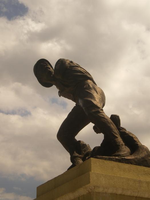 Statuia "Ultima grenada" - a caporalului Constantin Musat - Bd. Libertăţii &Icirc;n faţa gării, oras BUSTENI, judetul Prahova