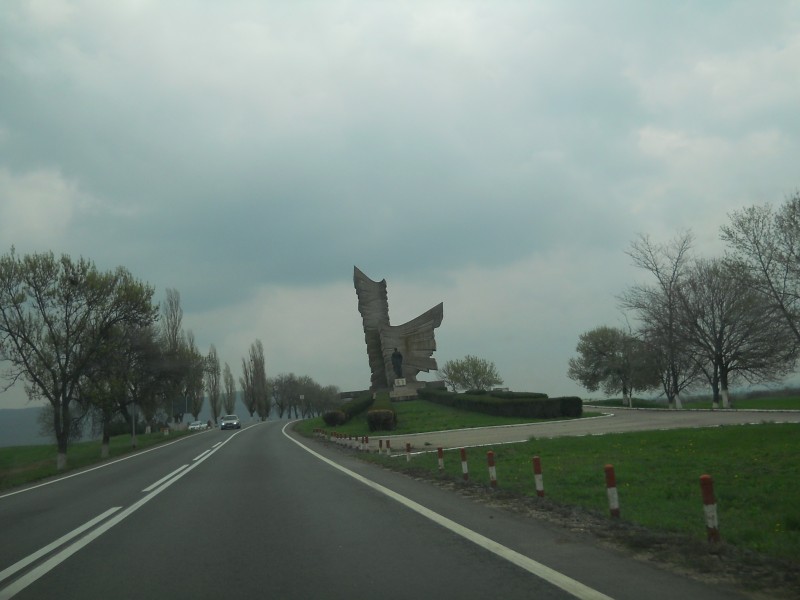 Monumentul Eroilor de la Paulis - Pe c&acirc;mpia din faţa localităţii, l&acirc;ngă DN Arad-Deva, sat PAULIS; comuna PAULIS, judetul Arad