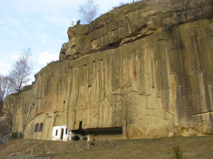 Schitul rupestru "Sf. Apostoli" - Jgheaburi - Str. Mănăstirii 110, sat JGHEABURI; comuna CORBI, judetul Arges