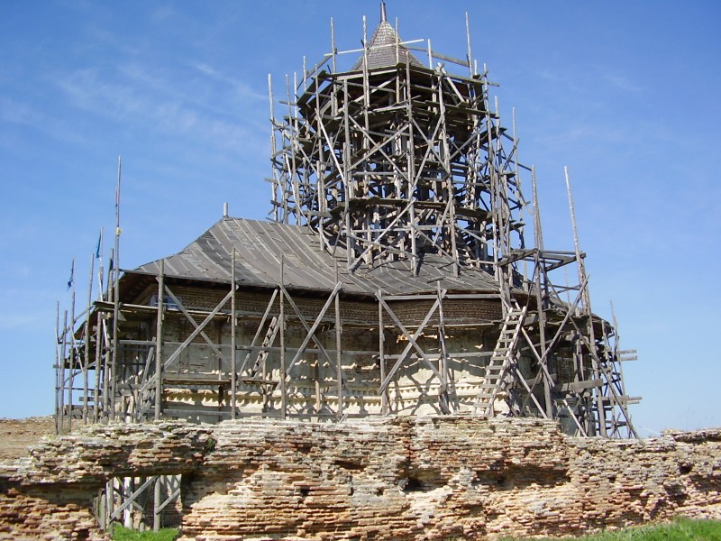 Biserica "Sf. Arhangheli Mihail si Gavril" - La 12 km de localitatea Beciu, pe partea st&acirc;ngă a Oltului, sat DUDU; comuna PLOPII-SLAVITESTI, judetul Teleorman