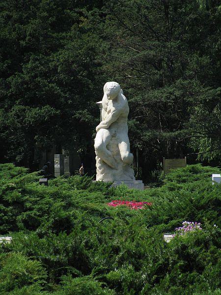 Statuia "Gigantul" (2) - Piaţa Libertăţii f.n. sector 4 &icirc;n Parcul Carol, municipiul BUCURESTI