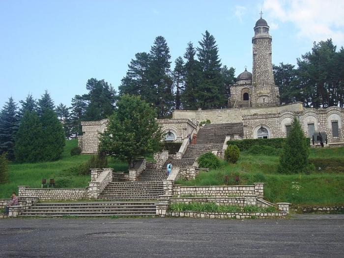 Mausoleul Eroilor din Razboiul 1916 - 1918 - Pe dealul Mateiaş, versant S, sat VALEA MARE PRAVAT; comuna VALEA MARE PRAVAT, judetul Arges